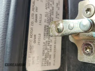 1999 Daewoo Nubira CDX z VIN KLAJB82Z5XK301054, wystawiony jako Copart lot #48227355 z przebiegiem 66 730 mil mil oraz Szkody całkowita. Historia ofert i sprzedaży dostępna na DreamBid. Obrazek 14.