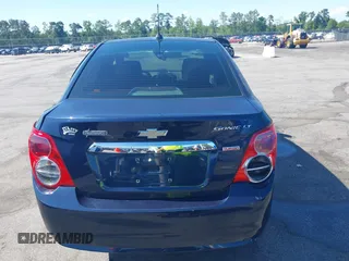 2015 Chevrolet Sonic LT z VIN 1G1JC5SB5F4177676, wystawiony jako IAAI lot #42230662 z przebiegiem 155 884 mil mil oraz . Historia ofert i sprzedaży dostępna na DreamBid. Obrazek 16.