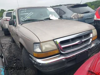 1998 Ford Ranger XL z VIN 1FTYR14UXWTA00557, wystawiony jako IAAI lot #42121842 z przebiegiem 152 365 mil mil oraz . Historia ofert i sprzedaży dostępna na DreamBid. Obrazek 1.