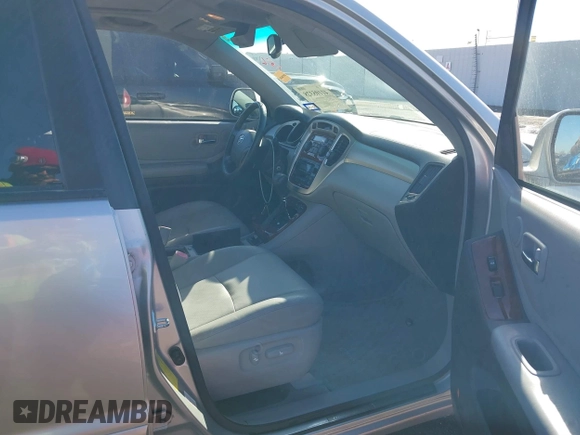 2006 Toyota Highlander z VIN JTEDW21A460012014, wystawiony jako IAAI lot #41105328 z przebiegiem 135 650 mil mil oraz . Historia ofert i sprzedaży dostępna na DreamBid. Obrazek 5.