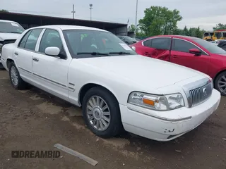 2010 Mercury Grand Marquis LS z VIN 2MEBM7FV0AX631065, wystawiony jako IAAI lot #42310115 z przebiegiem 67 110 mil mil oraz . Historia ofert i sprzedaży dostępna na DreamBid. Obrazek 1.
