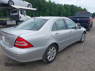 2005 Mercedes-Benz C 320 z VIN WDBRF84J85F567356, wystawiony jako IAAI lot #42377444 z przebiegiem 221 225 mil mil oraz . Historia ofert i sprzedaży dostępna na DreamBid. Obrazek 4.