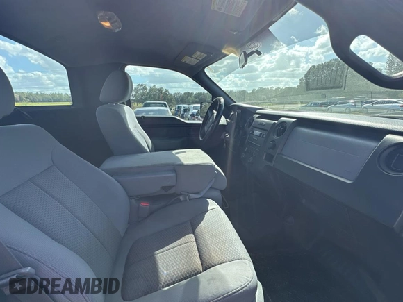 2013 Ford F-150 XL z VIN 1FTMF1CM7DFE09796, wystawiony jako Copart lot #80990504 z przebiegiem 67 872 mil mil oraz Czysty tytuł • Clean title. Historia ofert i sprzedaży dostępna na DreamBid. Obrazek 5.