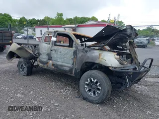 2015 Toyota Tacoma z VIN 5TFUX4EN3FX036158, wystawiony jako IAAI lot #39413433 z przebiegiem 126 878 mil mil oraz . Historia ofert i sprzedaży dostępna na DreamBid. Obrazek 1.