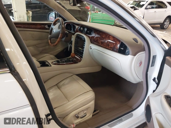 2008 Jaguar XJ Vanden Plas z VIN SAJWA82B28SH29030, wystawiony jako IAAI lot #41231242 z przebiegiem 62 632 mil mil oraz . Historia ofert i sprzedaży dostępna na DreamBid. Obrazek 5.