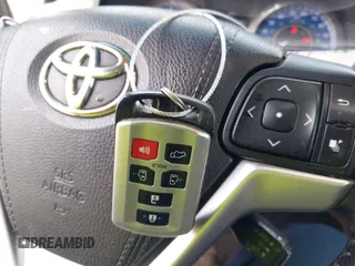 2016 Toyota Sienna XLE z VIN 5TDYK3DC9GS706815, wystawiony jako IAAI lot #42494662 z przebiegiem 141 157 mil mil oraz . Historia ofert i sprzedaży dostępna na DreamBid. Obrazek 11.