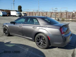 2020 Chrysler 300 S z VIN 2C3CCABG3LH158907, wystawiony jako Copart lot #49107695 z przebiegiem 70 204 mil mil oraz Szkody całkowita. Historia ofert i sprzedaży dostępna na DreamBid. Obrazek 2.