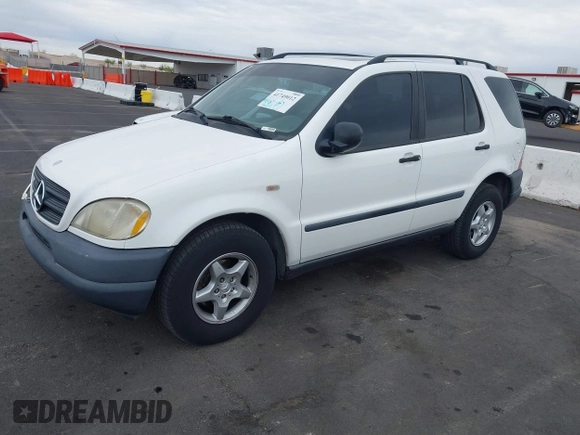 1998 Mercedes-Benz M-Class with VIN 4JGAB54E8WA033005, listed as a IAAI auction lot 41749012 with 194,731 mi miles. Bid and sale history available at carsss.com. Image 2.