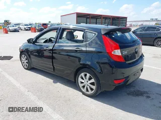 2014 Hyundai Accent SE z VIN KMHCU5AE6EU165345, wystawiony jako IAAI lot #42308781 z przebiegiem 98 216 mil mil oraz . Historia ofert i sprzedaży dostępna na DreamBid. Obrazek 3.