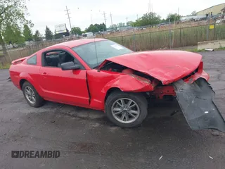 2005 Ford Mustang Deluxe z VIN 1ZVFT80N555110559, wystawiony jako IAAI lot #42320778 z przebiegiem 117 594 mil mil oraz . Historia ofert i sprzedaży dostępna na DreamBid. Obrazek 1.