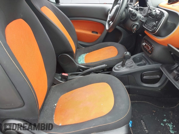 2016 Smart fortwo Passion z VIN WMEFJ5DA0GK068810, wystawiony jako IAAI lot #42344913 z przebiegiem 68 724 mil mil oraz . Historia ofert i sprzedaży dostępna na DreamBid. Obrazek 5.