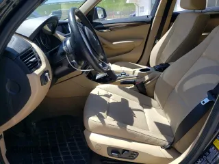 2015 BMW X1 xDrive28i z VIN WBAVL1C53FVY34119, wystawiony jako Copart lot #56539735 z przebiegiem 130 336 mil mil oraz Tytuł czysty. Historia ofert i sprzedaży dostępna na DreamBid. Obrazek 7.