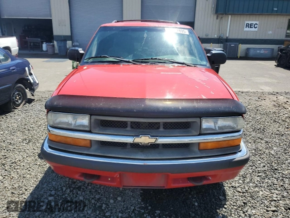 2000 Chevrolet Blazer LT z VIN 1GNDT13W8Y2392666, wystawiony jako Copart lot #56652895 z przebiegiem 223 924 mil mil oraz Szkoda całkowita • Salvage title. Historia ofert i sprzedaży dostępna na DreamBid. Obrazek 5.