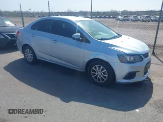 2018 Chevrolet Sonic LT z VIN 1G1JD5SH4J4120282, wystawiony jako IAAI lot #41707587 z przebiegiem 132 548 mil mil oraz . Historia ofert i sprzedaży dostępna na DreamBid. Obrazek 1.