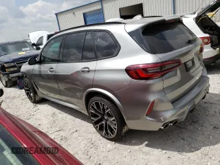2023 BMW X5 M z VIN 5YMJU0C02P9P67480, wystawiony jako Copart lot #47676403 z przebiegiem 2 242 mil mil oraz . Historia ofert i sprzedaży dostępna na DreamBid. Obrazek 2.