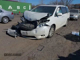 2015 Toyota Sienna Limited z VIN 5TDDK3DC4FS101226, wystawiony jako IAAI lot #40755063 z przebiegiem 153 793 mil mil oraz . Historia ofert i sprzedaży dostępna na DreamBid. Obrazek 2.