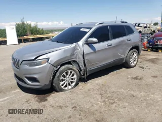 2019 Jeep Cherokee Latitude z VIN 1C4PJLCB4KD327023, wystawiony jako Copart lot #55988375 z przebiegiem 158 639 mil mil oraz Szkoda całkowita • Salvage title. Historia ofert i sprzedaży dostępna na DreamBid. Obrazek 1.