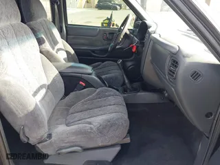 2001 GMC Sonoma SLS w/1SH Pkg with VIN 1GTDT19W018197275, listed as a IAAI auction lot 41604084 with 157,102 mi miles. Bid and sale history available at carsss.com. Image 5.