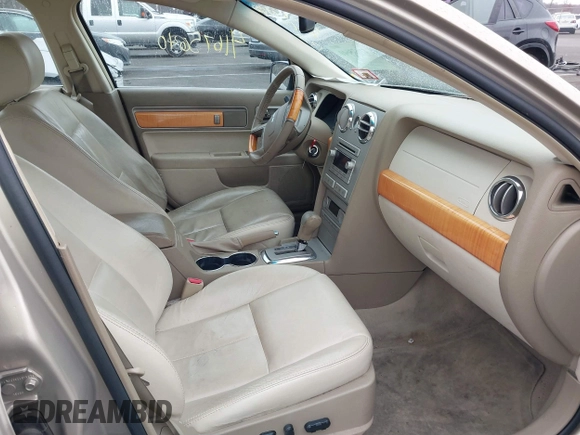 2007 Lincoln MKZ z VIN 3LNHM28T57R612489, wystawiony jako IAAI lot #41675640 z przebiegiem 135 330 mil mil oraz . Historia ofert i sprzedaży dostępna na DreamBid. Obrazek 5.