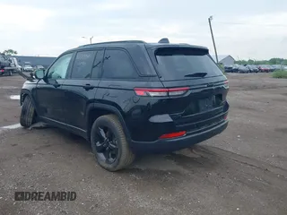 2024 Jeep Grand Cherokee Limited z VIN 1C4RJHBG5RC202647, wystawiony jako IAAI lot #42553301 z przebiegiem 12 121 mil mil oraz . Historia ofert i sprzedaży dostępna na DreamBid. Obrazek 3.