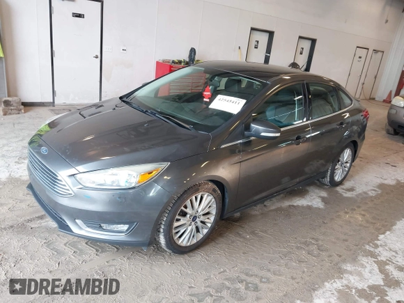 2015 Ford Focus Titanium z VIN 1FADP3J22FL260718, wystawiony jako IAAI lot #42545411 z przebiegiem 83 518 mil mil oraz . Historia ofert i sprzedaży dostępna na DreamBid. Obrazek 2.