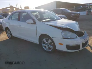 2008 Volkswagen Jetta SE z VIN 3VWRZ71K88M124836, wystawiony jako IAAI lot #41255486 z przebiegiem 144 546 mil mil oraz . Historia ofert i sprzedaży dostępna na DreamBid. Obrazek 1.