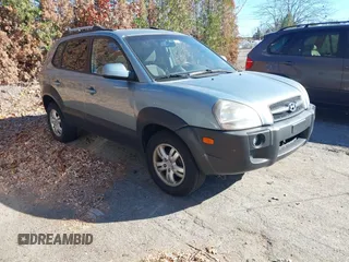 2008 Hyundai Tucson SE with VIN KM8JN12D38U734630, listed as a IAAI auction lot 40819696 with 240,265 mi miles. Bid and sale history available at carsss.com. Image 1.