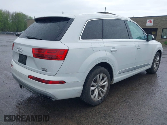 2017 Audi Q7 Premium Plus with VIN WA1LAAF78HD033170, listed as a IAAI auction lot 42212382 with 101,904 mi miles. Bid and sale history available at carsss.com. Image 4.