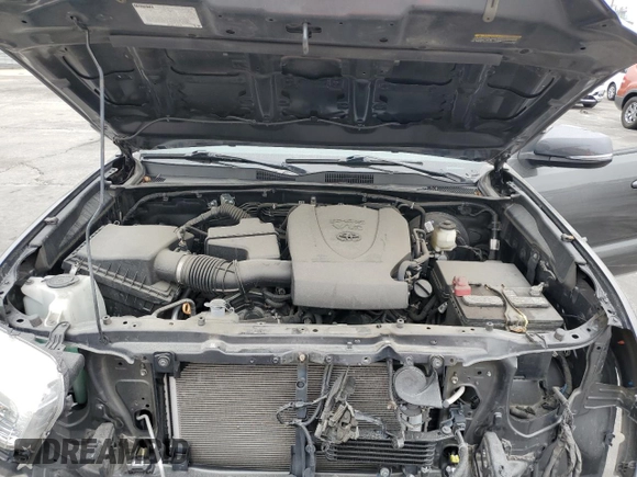 2018 Toyota Tacoma SR5 z VIN 3TMAZ5CN1JM073441, wystawiony jako Copart lot #59153555 z przebiegiem 31 383 mil mil oraz Szkoda całkowita • Salvage title. Historia ofert i sprzedaży dostępna na DreamBid. Obrazek 11.