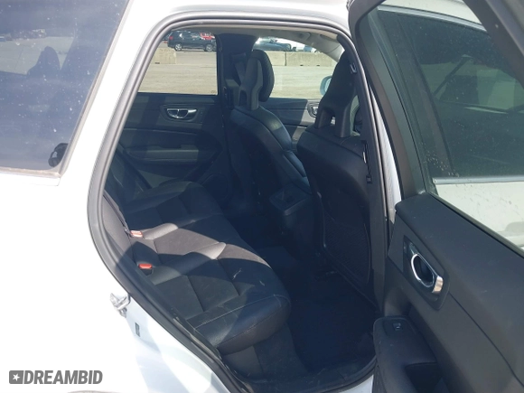2018 Volvo XC60 Momentum with VIN YV4102RK6J1084192, listed as a IAAI auction lot 41850777 with 64,500 mi miles. Bid and sale history available at carsss.com. Image 8.