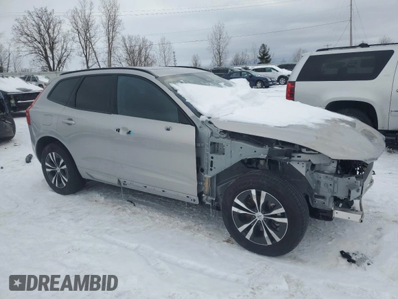 2024 Volvo XC60 Core Dark Theme z VIN YV4L12RK3R1933762, wystawiony jako Copart lot #46122905 z przebiegiem 8546 mil mil oraz Tytuł czysty. Historia ofert i sprzedaży dostępna na DreamBid. Obrazek 4.