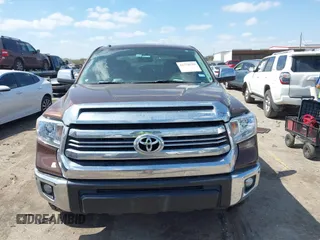 2017 Toyota Tundra Platinum z VIN 5TFAW5F10HX626991, wystawiony jako IAAI lot #41778320 z przebiegiem 211 484 mil mil oraz . Historia ofert i sprzedaży dostępna na DreamBid. Obrazek 12.