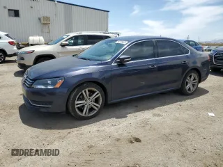 2014 Volkswagen Passat SE z VIN 1VWBT7A32EC056025, wystawiony jako Copart lot #58378425 z przebiegiem 140 798 mil mil oraz Szkody całkowita. Historia ofert i sprzedaży dostępna na DreamBid. Obrazek 1.