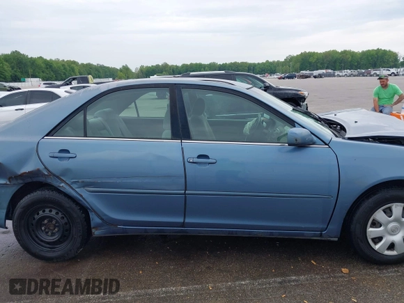 2002 Toyota Camry LE z VIN 4T1BE32KX2U617732, wystawiony jako IAAI lot #42208913 z przebiegiem Nie podano mil oraz . Historia ofert i sprzedaży dostępna na DreamBid. Obrazek 13.