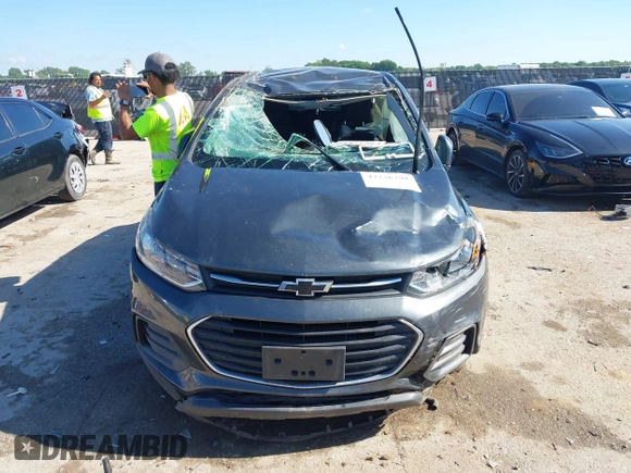 2020 Chevrolet Trax LS z VIN 3GNCJKSB4LL231860, wystawiony jako IAAI lot #42236291 z przebiegiem Nie podano mil oraz . Historia ofert i sprzedaży dostępna na DreamBid. Obrazek 12.