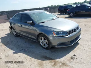 2014 Volkswagen Jetta SE z VIN 3VWD17AJ2EM359799, wystawiony jako IAAI lot #42687637 z przebiegiem 155 507 mil mil oraz . Historia ofert i sprzedaży dostępna na DreamBid. Obrazek 1.