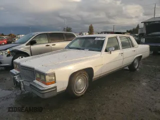 1988 Cadillac Brougham z VIN 1G6DW51Y1JR761749, wystawiony jako Copart lot #80371494 z przebiegiem 1271 mil mil oraz Tytuł czysty. Historia ofert i sprzedaży dostępna na DreamBid. Obrazek 1.