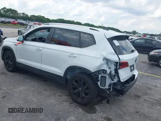 2024 Volkswagen Taos SE z VIN 3VVEX7B26RM128537, wystawiony jako IAAI lot #42344341 z przebiegiem 8 723 mil mil oraz . Historia ofert i sprzedaży dostępna na DreamBid. Obrazek 3.