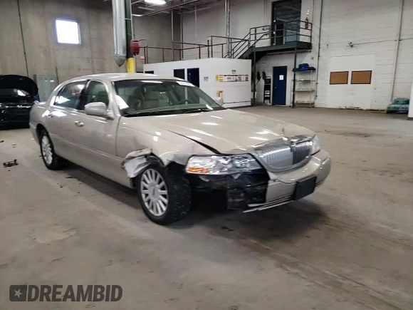 2005 Lincoln Town Car Signature z VIN 1LNHM81W55Y670818, wystawiony jako Copart lot #53279985 z przebiegiem 95 939 mil mil oraz Szkoda całkowita • Salvage title. Historia ofert i sprzedaży dostępna na DreamBid. Obrazek 13.