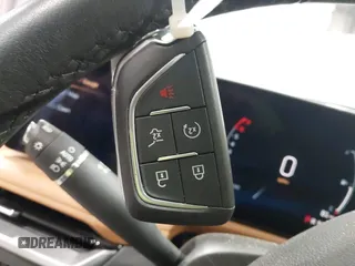 2024 Cadillac XT4 AWD Premium Luxury z VIN 1GYFZDR47RF206465, wystawiony jako IAAI lot #42562562 z przebiegiem 5 951 mil mil oraz . Historia ofert i sprzedaży dostępna na DreamBid. Obrazek 11.