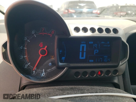 2012 Chevrolet Sonic LS z VIN 1G1JA6SH1C4162605, wystawiony jako Copart lot #88037145 z przebiegiem 117 164 mil mil oraz Nie do naprawy • Non repairable. Historia ofert i sprzedaży dostępna na DreamBid. Obrazek 9.