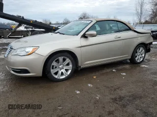 2013 Chrysler 200 Touring z VIN 1C3BCBEG8DN715333, wystawiony jako Copart lot #86538424 z przebiegiem 118 605 mil mil oraz Szkoda całkowita • Salvage title. Historia ofert i sprzedaży dostępna na DreamBid. Obrazek 1.