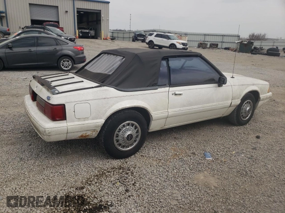 1993 Ford Mustang z VIN 1FACP44M1PF202775, wystawiony jako Copart lot #49049695 z przebiegiem 7 901 mil mil oraz Czysty tytuł • Clean title. Historia ofert i sprzedaży dostępna na DreamBid. Obrazek 3.