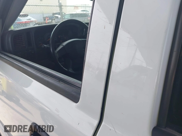 2004 Chevrolet Tahoe LS with VIN 1GNEC13V24J290596, listed as a IAAI auction lot 41956638 with 199,004 mi miles. Bid and sale history available at carsss.com. Image 15.