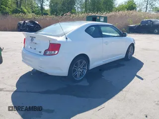2011 Scion tC z VIN JTKJF5C73B3013201, wystawiony jako IAAI lot #42137431 z przebiegiem 157 352 mil mil oraz . Historia ofert i sprzedaży dostępna na DreamBid. Obrazek 4.