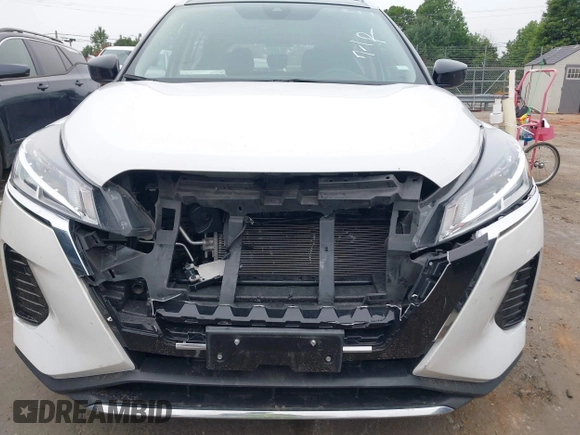2023 Nissan Kicks SV z VIN 3N1CP5CV3PL563363, wystawiony jako IAAI lot #42714470 z przebiegiem 43 127 mil mil oraz . Historia ofert i sprzedaży dostępna na DreamBid. Obrazek 6.