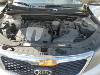2011 Kia Sorento EX z VIN 5XYKUDA22BG062985, wystawiony jako Copart lot #56215815 z przebiegiem 118 109 mil mil oraz Czysty tytuł • Clean title. Historia ofert i sprzedaży dostępna na DreamBid. Obrazek 12.