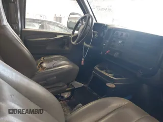 2006 Chevrolet Express Cargo z VIN 1GCFG15X861218563, wystawiony jako IAAI lot #40307047 z przebiegiem 216 786 mil mil oraz . Historia ofert i sprzedaży dostępna na DreamBid. Obrazek 5.