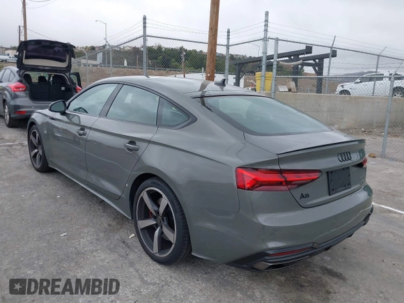 2024 Audi A5 Sportback S line Premium Plus z VIN WAUFACF50RA002265, wystawiony jako IAAI lot #41543527 z przebiegiem 8 326 mil mil oraz . Historia ofert i sprzedaży dostępna na DreamBid. Obrazek 3.