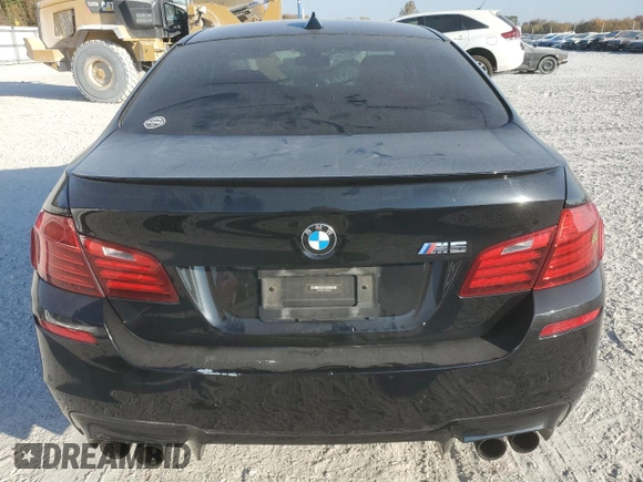 2015 BMW M5 z VIN WBSFV9C52FD594673, wystawiony jako Copart lot #77460894 z przebiegiem 131 755 mil mil oraz Czysty tytuł • Clean title. Historia ofert i sprzedaży dostępna na DreamBid. Obrazek 6.